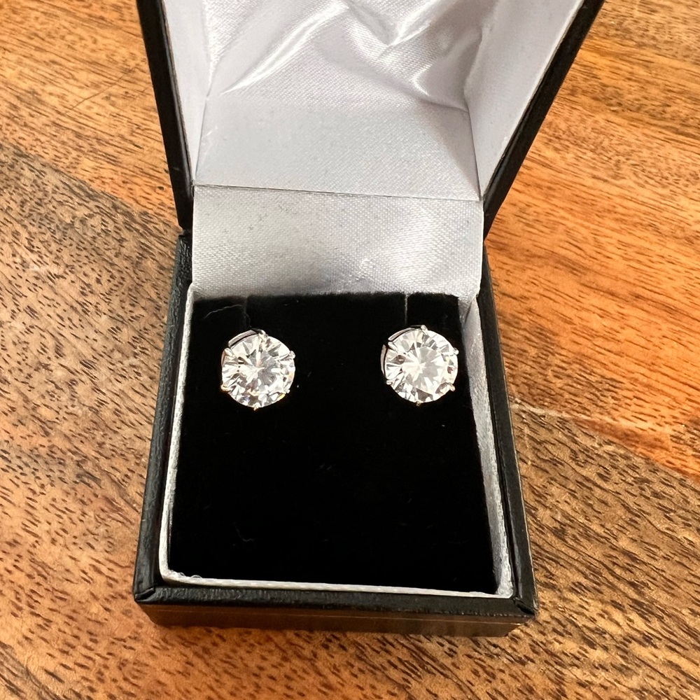 Sona simulated diamond 2ct. Diamond earrings.